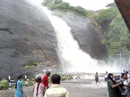 குற்றாலத்தில் சீசன் தொடங்கியது! அனைத்து அருவிகளிலும் தண்ணீர் பிரவாகம்!!