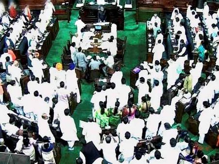 தொடங்கியது லோக்சபாவில் பஞ்சாயத்து- டி.ஆர்.எஸ். பிஜூ ஜனதா தள எம்.பி.க்கள் அமளி!!