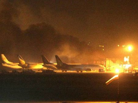 கராச்சி விமான நிலையத்தில் எரிந்த நிலையில் 7 சடலங்கள் கண்டெடுப்பு