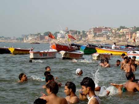 கங்கையில் எச்சில் துப்பினால், குப்பையைக் கொட்டினால் 3 நாட்கள் சிறை, ரூ 10,000 அபராதம்...