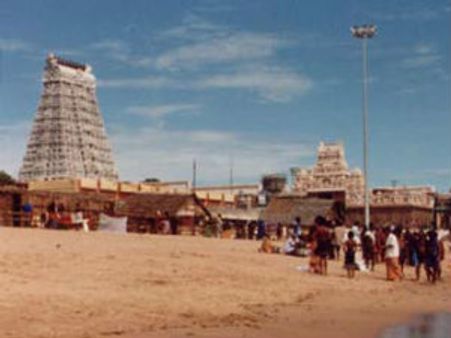 திருச்செந்தூர் சுப்பிரமணிய சுவாமி கோவிலில் நாளை வைகாசி விசாக திருவிழா- பக்தர்கள் குவிந்தனர்