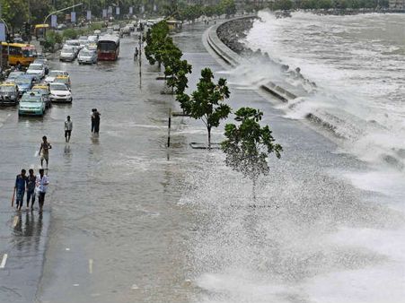 மும்பையில் பயங்கர கடல் சீற்றம்: மக்கள் வெளியேற எச்சரிக்கை!