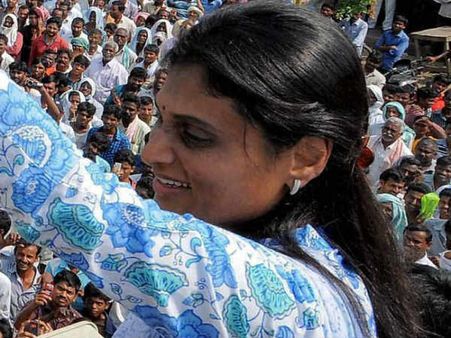 பிரபல தெலுங்கு ஹீரோவுடன் சேர்த்து ஜெகன்மோகன் ரெட்டியின் தங்கை பற்றி ஆபாச செய்தி: போலீசில் புகார்