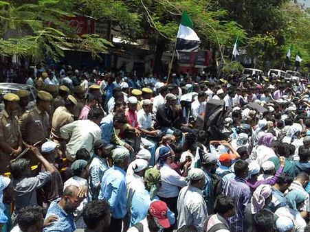 சென்னையில் இலங்கை தூதரகத்தை முற்றுகையிட்ட தவ்ஹீத் ஜமாத் இயக்கத்தினர் கைது!