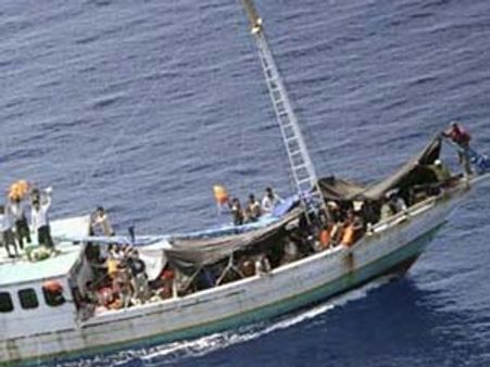 மலேசியா அருகே அகதிகள் படகு கடலில் மூழ்கியது- 66 பேர் பலி?