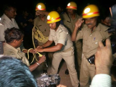 பிஜாப்பூரில் ஆழ்துளை கிணற்றில் சிக்கியுள்ள குழந்தையை காப்பாற்றும் முயற்சியில் 'ரோபோ மணிகண்டன்'