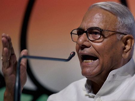 அத்வானி 'எஃபெக்ட்': வெளியே வர மறுத்த யஷ்வந்தா சின்ஹா ஜாமீனில் வந்தார்