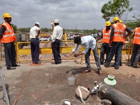 ஆழ்துளை கிணற்றில் விழுந்த சிறுமி உயிருக்கு ஆபத்து? - துர்நாற்றம் வருவதால் சந்தேகம்