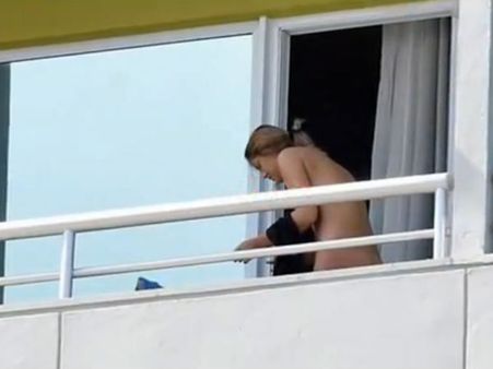 விபரீதமாக “நிர்வாண” சன்பாத் எடுத்து வீதியையே ஸ்தம்பிக்க செய்த வியன்னா பெண்!