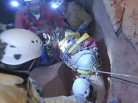 ஆயுசு கெட்டி… 1000 மீட்டர் ஆழ குகையில் விழுந்த ஆராய்ச்சியாளர்: 11 நாட்களுக்கு பின் மீட்பு