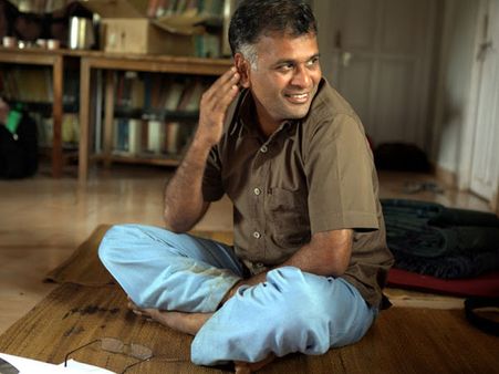 எழுத்தாளர் ஜெயமோகன் - பெண் எழுத்தாளர்கள் இடையே மோதல்!!