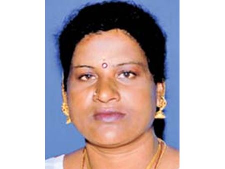 மோகனாம்பாள் கூட்டாளி வீட்டில் 17 கிலோ செம்மரக்கட்டைகள் பதுக்கல்- கார் பறிமுதல்!