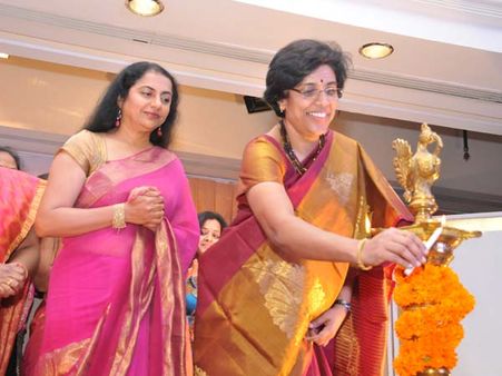 துபாயில் வேவ் அமைப்பின் 7வது ஆண்டு விழா: சுஹாசினி பங்கேற்பு, சாதனாவுக்கு பாராட்டு