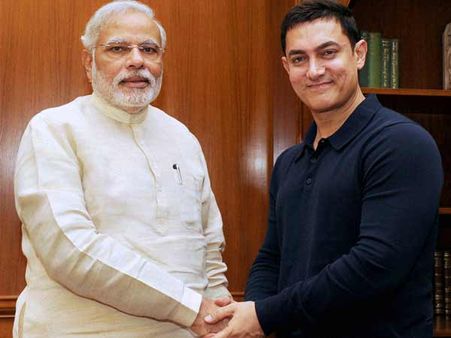 அன்று விமர்சித்த ஆமீர்கான் இன்று மோடியுடன் கை குலுக்கல்!