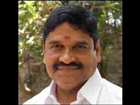 கிராம மக்களுடன் சென்று அமைச்சர் சம்பத் வீட்டை முற்றுகையிட்ட அதிமுக நிர்வாகி