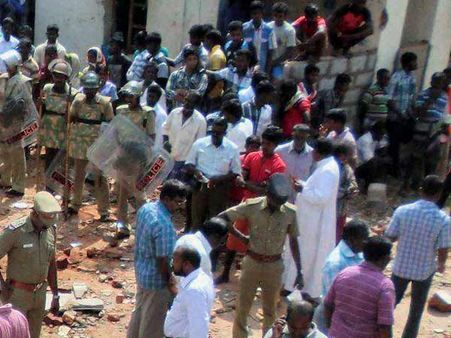 இடிந்தகரையில் சரமாரி வெடிகுண்டு வீச்சால் பதட்டம்- போலீஸ் குவிப்பு!