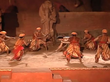 மதுரை மேடையில் பொன்னியின் செல்வன்.. ரசிகர்கள் அமோக வரவேற்பு..