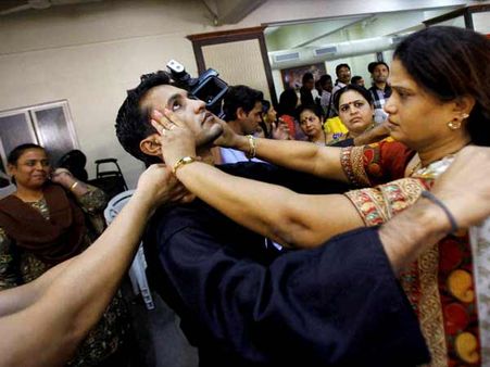 அசாம் பெண்களிடம் வாலாட்டினால் 'அட்டாக்'தான்.. கராத்தேவில் கலக்குகிறார்கள்!!