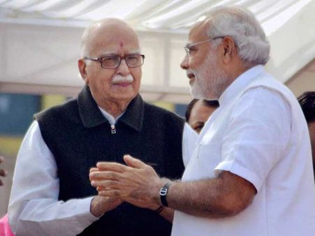 முதல் 'மேட்சிலேயே' முச்சதம் போட்டுட்டாரே மோடி.. 'சபாஷ்' போடும் அத்வானி!!