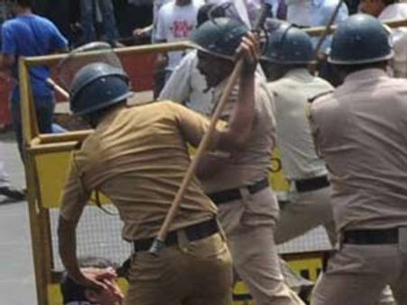 உ.பி.யில் சட்டசபையை முற்றுகையிட முயன்ற பாஜக தொண்டர்கள்: போலீஸ் தடியடி