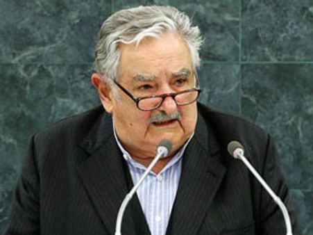 'கடி' வீரருக்கு ஆதரவாக ஃபிஃபா நிர்வாகிகளை கெட்ட வார்த்தையில் திட்டிய உருகுவே அதிபர்