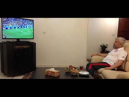 “சிங்கம் சிங்கிளாதான் டிவி பார்க்கும்”.. அதுவும் “சிம்பிள்” டிரஸ்ஸோட!