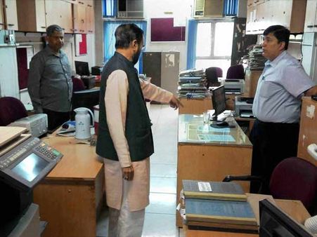 அலுவலகத்துக்கு ஆடி, அசைந்து வந்த 40 அரசு ஊழியர்கள்.. வீட்டுக்கு திருப்பியனுப்பிய மத்திய அமைச்சர்