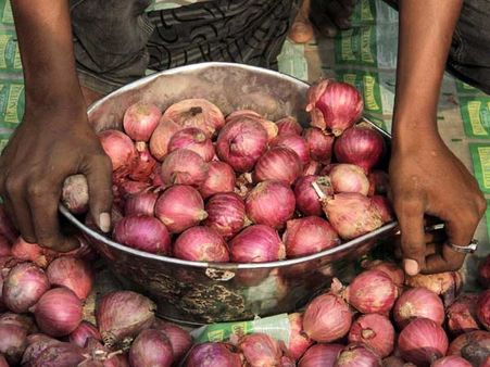 அழ வைக்கும் வெங்காயம்- சில்லறை விலையைக் கட்டுப்படுத்த மாநிலங்களுக்கு மத்திய அரசு உத்தரவு!