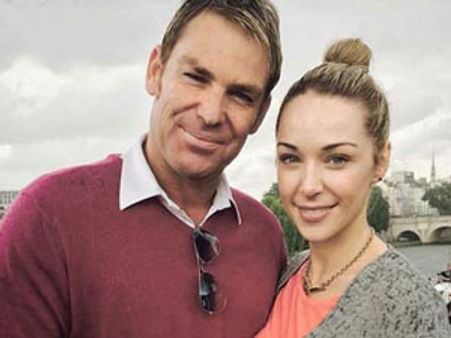 'ஹர்லிக்கு' டாடா பைபை சொன்ன ஷான் வார்னே.. எமிலி ஸ்காட்டுடன் நெருக்கம்!!