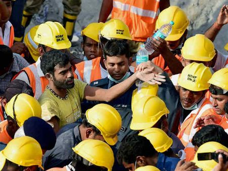 போர்க்கால வேகத்தில் மீட்புப் பணிகள்.. ஒரே நாளில் 12 உடல்கள் மீட்பு