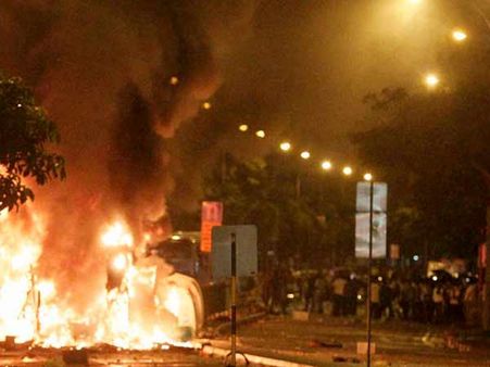 சிங்கப்பூரில் பீர் கேனை ரோட்டில் வீசிய தமிழருக்கு 9 மாதம் சிறை!