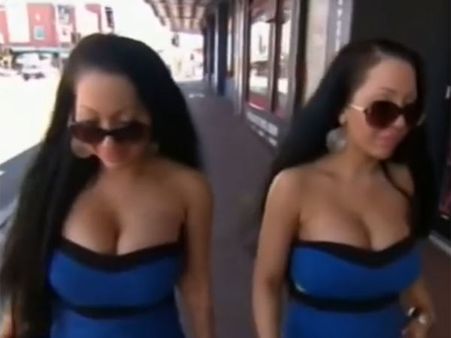 ஒரே ஆணை திருமணம் செய்து ஒரே நேரத்தில் முதலிரவு நடத்திய இரட்டை சகோதரிகள்