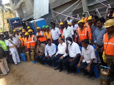 மவுலிவாக்கம் விபத்து: விடைபெற்ற மீட்புக் குழு- 7 நாட்களில் 39,500 சாப்பாடு பொட்டலங்கள் வினியோகம்