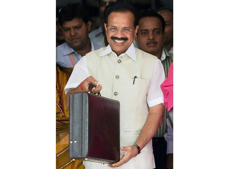 ரயில்வே உள்கட்டமைப்பு, மேம்பாட்டு திட்டங்களில் அன்னிய முதலீடு அனுமதிக்கப்படும்- கெளடா