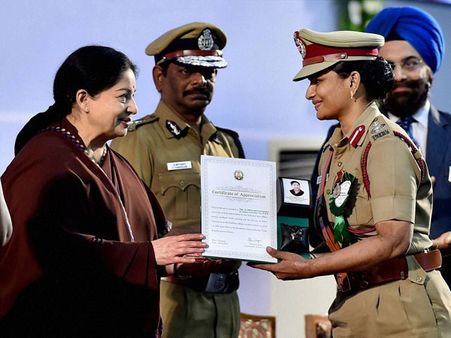 கடமையைச் செய்.. பலன எதிர்பாராதே.. ஜெயலலிதா