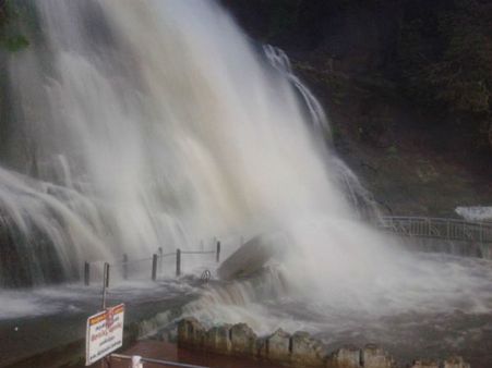 குற்றாலம் மெயின் அருவியில் வெள்ளப் பெருக்கு- சுற்றுலாப் பயணிகள் குளிக்கத் தடை