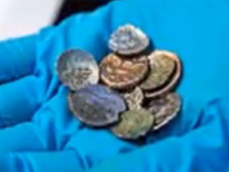பிரிட்டனில் இரு வேறு நாகரிக நாணயங்கள் கண்டுபிடிப்பு: ரோமன், இரும்பு காலத்தை சேர்ந்தவை
