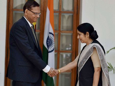 டெல்லியில் இலங்கை அமைச்சர் ஜி.எல். பெரீஸ்! சுஷ்மா ஸ்வராஜூடன் சந்திப்பு!!