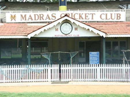 வேட்டி கட்டி வந்த நீதிபதி, மூத்த வழக்கறிஞர்களை உள்ளே அனுமதிக்க மறுத்த சென்னை கிளப்!!