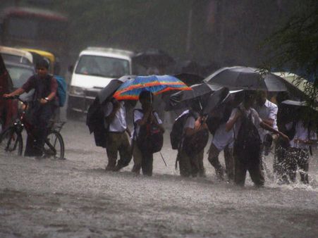 மும்பையில் கனமழை... சுவர் இடிந்து விழுந்ததில் 2 பேர் பலி- 5 பேர் படுகாயம்