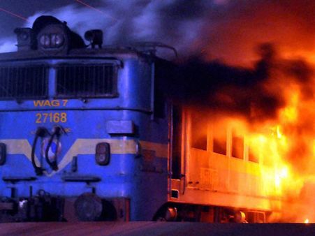 ஓடும் ரயிலில் திடீர் தீ: அச்சத்தில் கீழே குதித்த பயணிகள்