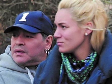 வாட்ச், வைரத் தோடைத் திருடியதாக மாஜி காதலி மீது மாரடோனா புகார்.. கைதாகிறார்!