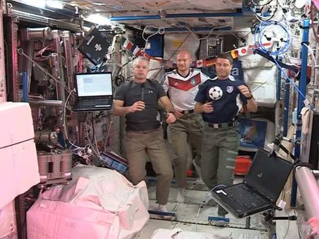 விண்வெளியில் கால்பந்து பைனலை 'லைவ்' ஆக பார்த்த வீரர்கள்: வானில் கொண்டாடிய ஜெர்மன் விண்வெளி வீரர்!