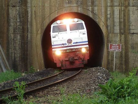 என்ஜின் கோளாறு: குகை பாதையில் கும் இருட்டில் நின்றுபோன கத்ரா ஏ.சி. ரயில்- பயணிகள் தவிப்பு