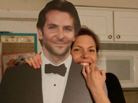 எங்கேயும், எப்போதும்... பால்ய சினேகிதர் பிராட்லியின் கட் அவுட்டுடன் வாழும் அமெரிக்க பெண்!