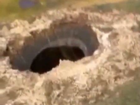 ஒரு வேளை உலகம் முடியப் போகுதோ...?- கிலியை ஏற்படுத்தும் சைபீரியாவின் பெரும் பள்ளம்!