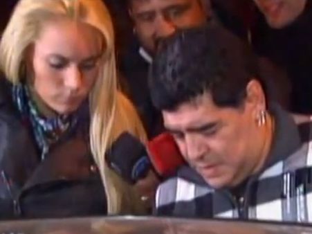 திருட்டுப் புகாரில் சிக்கிய மாரடோனாவின் மாஜி காதலி கைது... மாரடோனா அடித்ததாக புகார்!