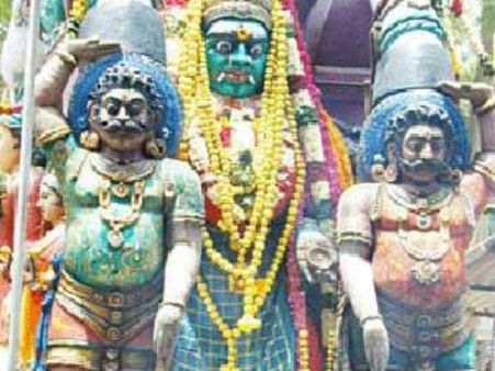 மடப்புரம் கோவிலில் மது பாட்டில்களில் பன்னீர் விற்பனை... பெண் பக்தர்கள் அதிர்ச்சி!