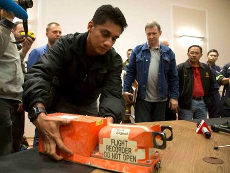 பல மணிநேர காரசார பேச்சுக்குப் பிறகு மலேசியாவிடம் கருப்பு பெட்டியை ஒப்படைத்த ரஷ்ய புரட்சிப்படை