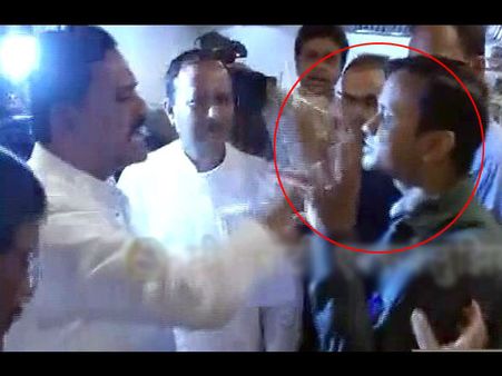 ரம்ஜான் நோன்பு இருந்த ரயில்வே ஊழியர் வாயில் சப்பாத்தி திணித்த சிவசேனை எம்.பி!